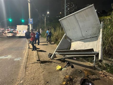 A Gazeta Nibus Atinge Tr S Pessoas Ao Tentar Desviar De Carro Em