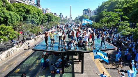 Un Joven Muri Al Caerse De Un Techo Durante Los Festejos Del Domingo