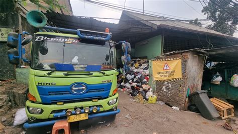 Pengiriman Sampah Kota Bandung Ke Sarimukti Belum Normal Kompas Id