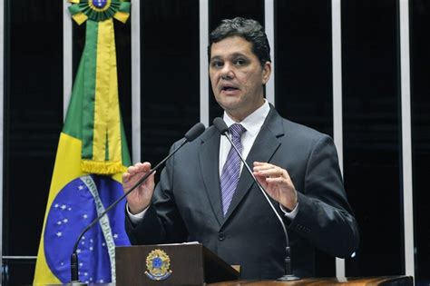 Senador Capixaba Ricardo Ferra O Deixa Pmdb E Pode Seguir Para Psdb