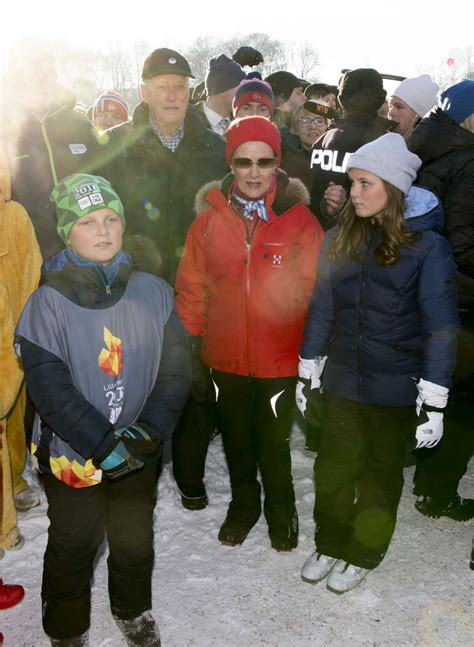 Photo Le Roi Harald Sa Femme La Reine Sonja Et Leurs Petits Enfants