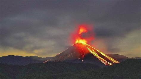 El volcán ecuatoriano Sangay entró en erupción y dejó 10 kilómetros de