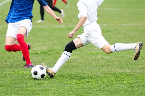 【サッカー】強烈なシュートを打つ為の蹴り方のコツ・練習法を解説！唯一無二の独自理論はこちら。習得すれば、ロベルト・カルロスのようなキックが