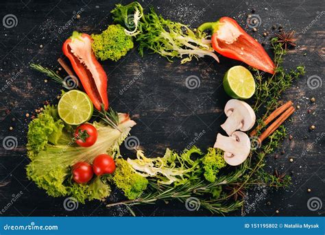 El Fondo De Cocinar Un Sistema De Especias Y De Verduras Frescas Foto