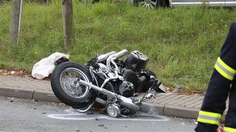 Tödlicher Unfall im Emsland Motorradfahrer prallt gegen Baum