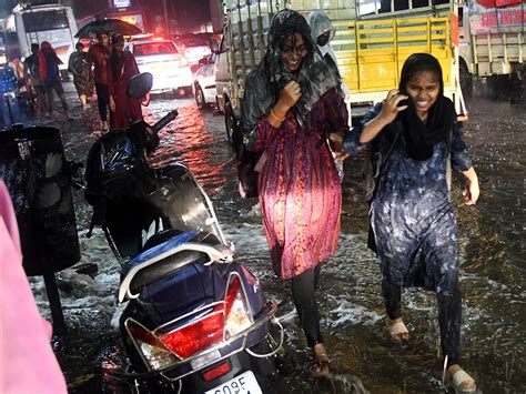 Hyderabad Rain Photos హైదరాబాద్‌లో ఈదురుగాలులతో కూడిన భారీవర్షం