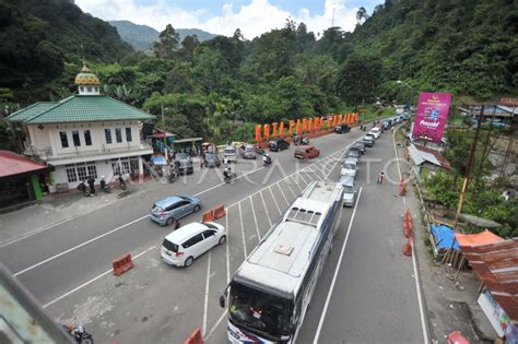 Jalur Padang Bukittinggi Padat Antara Foto