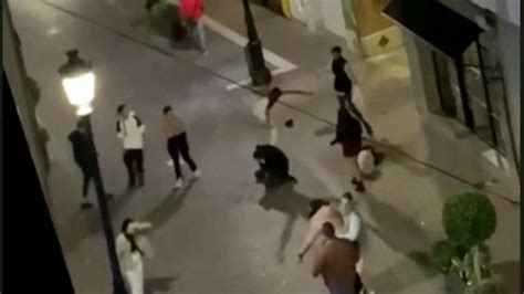 Un Joven Herido Tras Una Brutal Pelea Con Patadas Y Puñetazos En El