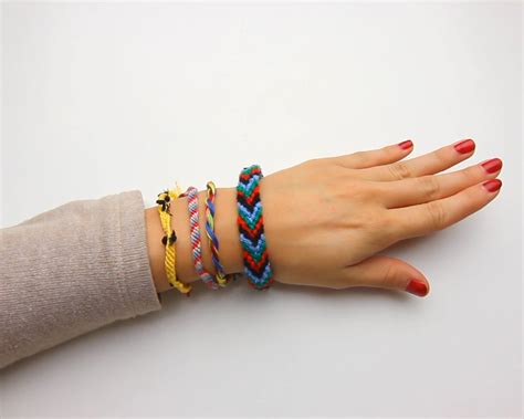 4 Ways to Make a String Bracelet - wikiHow