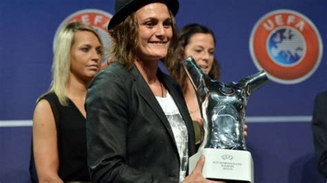 Europas Fußballerin des Jahres Nadine Angerer überrascht und happy Sport