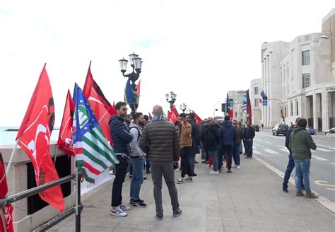 Bari Il Bando Tarda Lavoratori Stagionali Dellarif In Protesta Trmtv