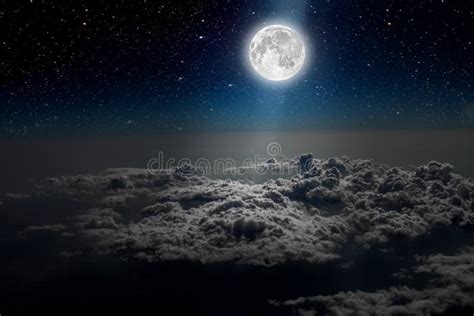 Lune Superbe Ciel De Nuit Avec Les Nuages Et La Pleine Lune Lumineuse