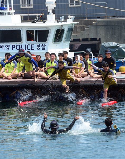 부산해경 해수욕장 개장 앞두고 인명구조 훈련 보다스튜디오