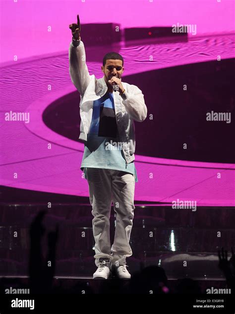 Drake performing live in concert in Orlando Featuring: Drake Where ...