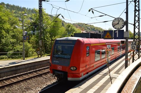 Nachschuß auf einen ausfahrenden Zug in Neckargerach Bahnbilder de