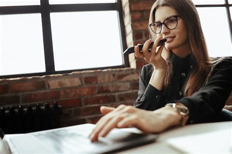 Mulher jovem e bonita no escritório em casa trabalhando em casa