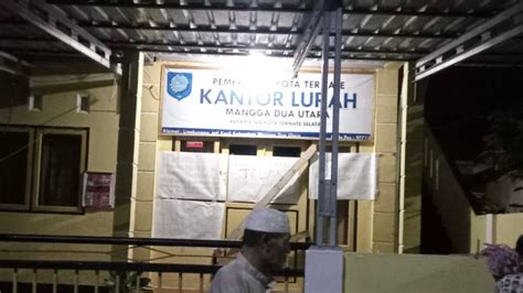 Tolak Lurah Baru Warga Mangga Dua Utara Palang Kantor Lurah Suara