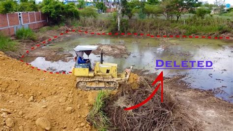 Strongaction Skills Komatsu D31a Dozers Pushing Soil5 Ton Trucks