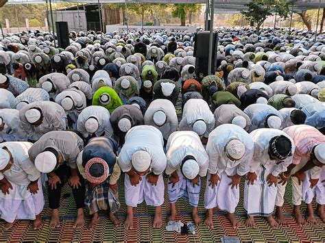 Tamil Nadu With Pomp And Splendour Muslims Celebrate Eid Ul Fitr