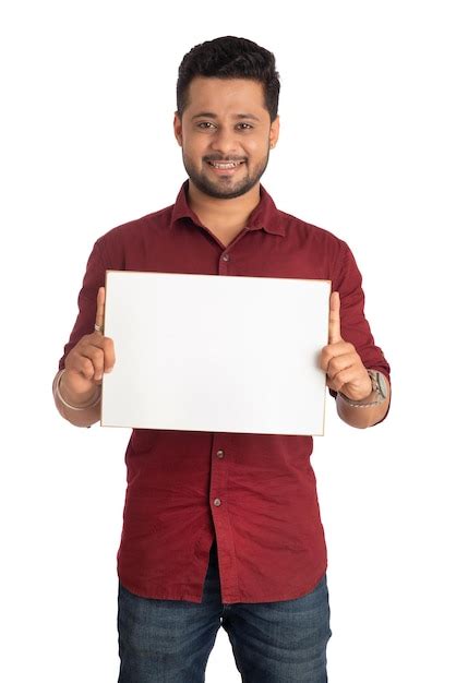 Um jovem feliz segurando e exibindo uma placa ou cartaz nas mãos em um