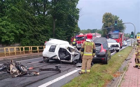 Zderzenie Dwóch Samochodów Osobowych Busa I Ciężarówki Na Drodze Krajowej Numer 74 W Ćmińsku