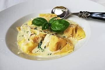 Ravioli mit Lachsfüllung an Zitronen Basilikum Sauce von dworzalla