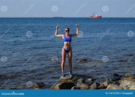 Una Muchacha Hermosa En Un Bikini Azul Camina El Embarcadero Al Mar