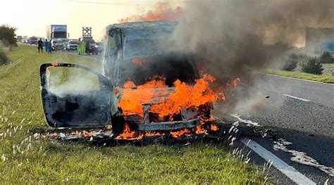 Voraz incendio destruyó una camioneta de Andreani en la Ruta 74