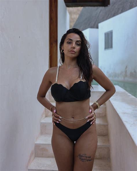 Elisabete Moutinho mega sexy a treinar apenas de biquíni