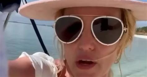 Britney Spears Sparks Concern From Fans As She Strips Down Nude In Vacation Pics The Mirror US