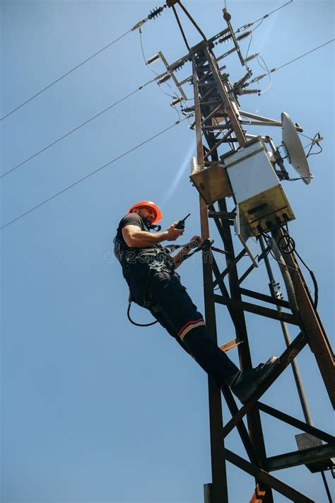 Ouvrier Dans Le Fonctionnement Du Casque Rouge Sur Le Syst Me De L