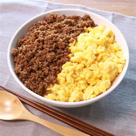 合挽き肉でジューシー！2色のそぼろ丼 作り方・レシピ クラシル