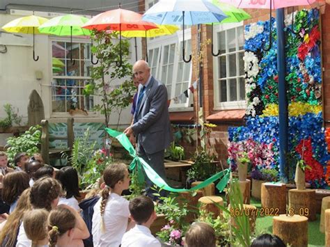 Earlsdon Primary School Wins Eco School Green Flag Award