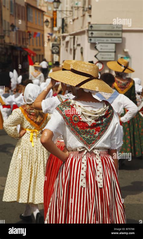 Mujeres Vestidas Con Trajes Tradicionales En St Tropez Francia