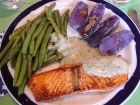 Lachsfilet mit Dillsauce grünen Bohnen und Kartoffeln Rezept