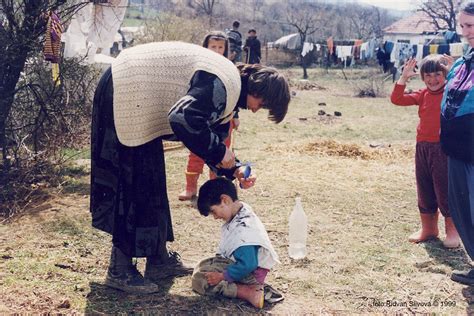 Picturing War Kosovo Refugee Mother Gives Son A Haircut Balkan Insight