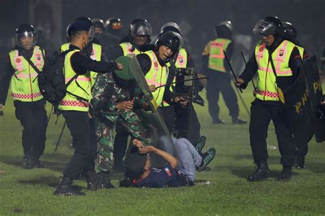 At Least 125 Killed In Indonesia Soccer Stadium Crush Cnn