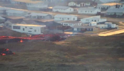 Eruzione in Islanda la lava scorre verso Grindavík raggiunte le case