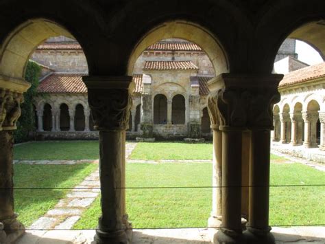 Claustro De La Colegiata De Santa Juliana Santillana Del Mar Cantabria