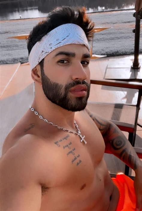 Gusttavo Lima posa sem camisa e exibe músculos após malhar Vogue