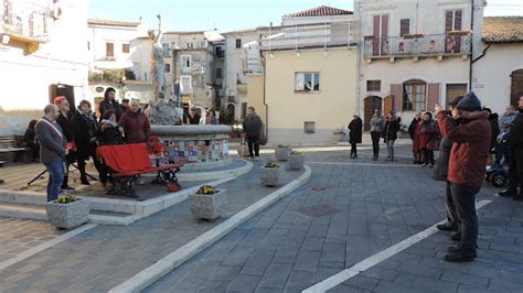 Centroabruzzonews Inaugurata A Corfinio La Panchina Rossa Simbolo Per