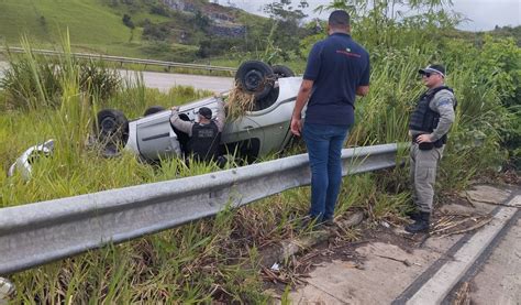 Condutor Perde Controle Direcional E Carro Vira Em Novo Lino