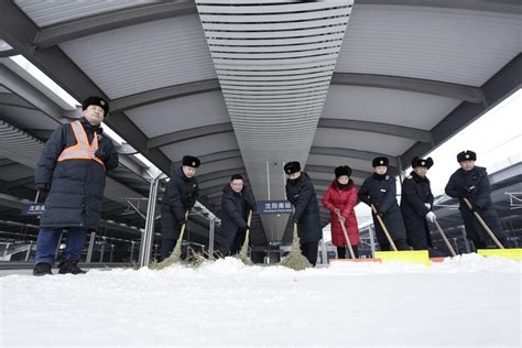 中国铁路沈阳局集团有限公司职工浴“雪”奋战畅通春运路辽宁频道 国际在线”