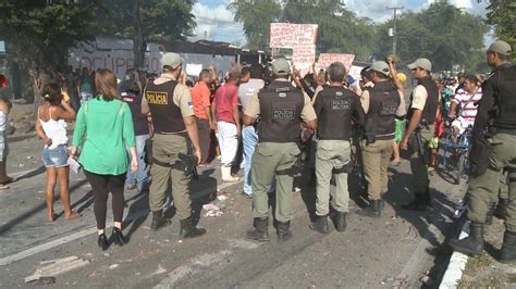 Moradores De Comunidade No Ipsep Interditam Avenida Recife Em Protesto