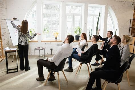 Palestrante Feminina Fazendo Apresentação No Salão Da Audiência Do