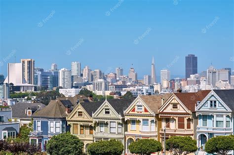 Premium Photo | Victorian style homes in San Francisco