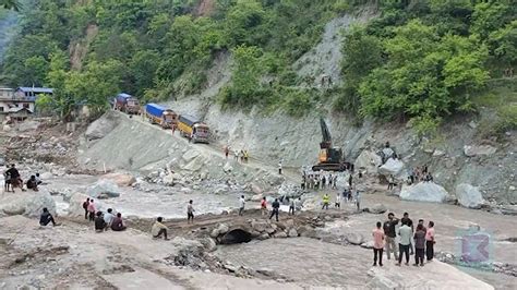 बाढीपहिरोका कारण तीनवटा राजमार्ग अवरुद्ध १३ वटा एकतर्फी सञ्चालन