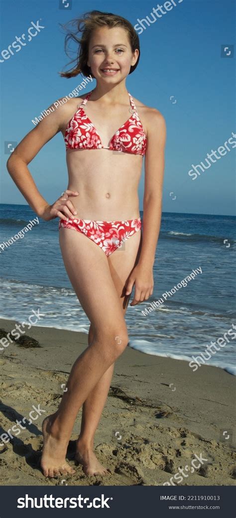 Lächelndes Mädchen posiert in einem Bikini Stockfoto 2211910013