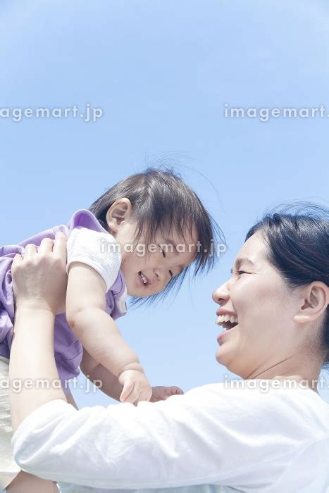 母親に抱っこされる女の子の写真素材 23988640 イメージマート