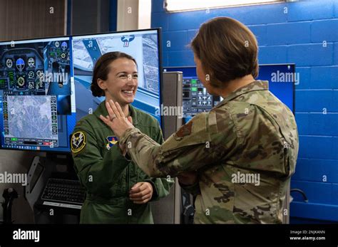 La sargento principal de la Fuerza Aérea Joanne S Bass derecha